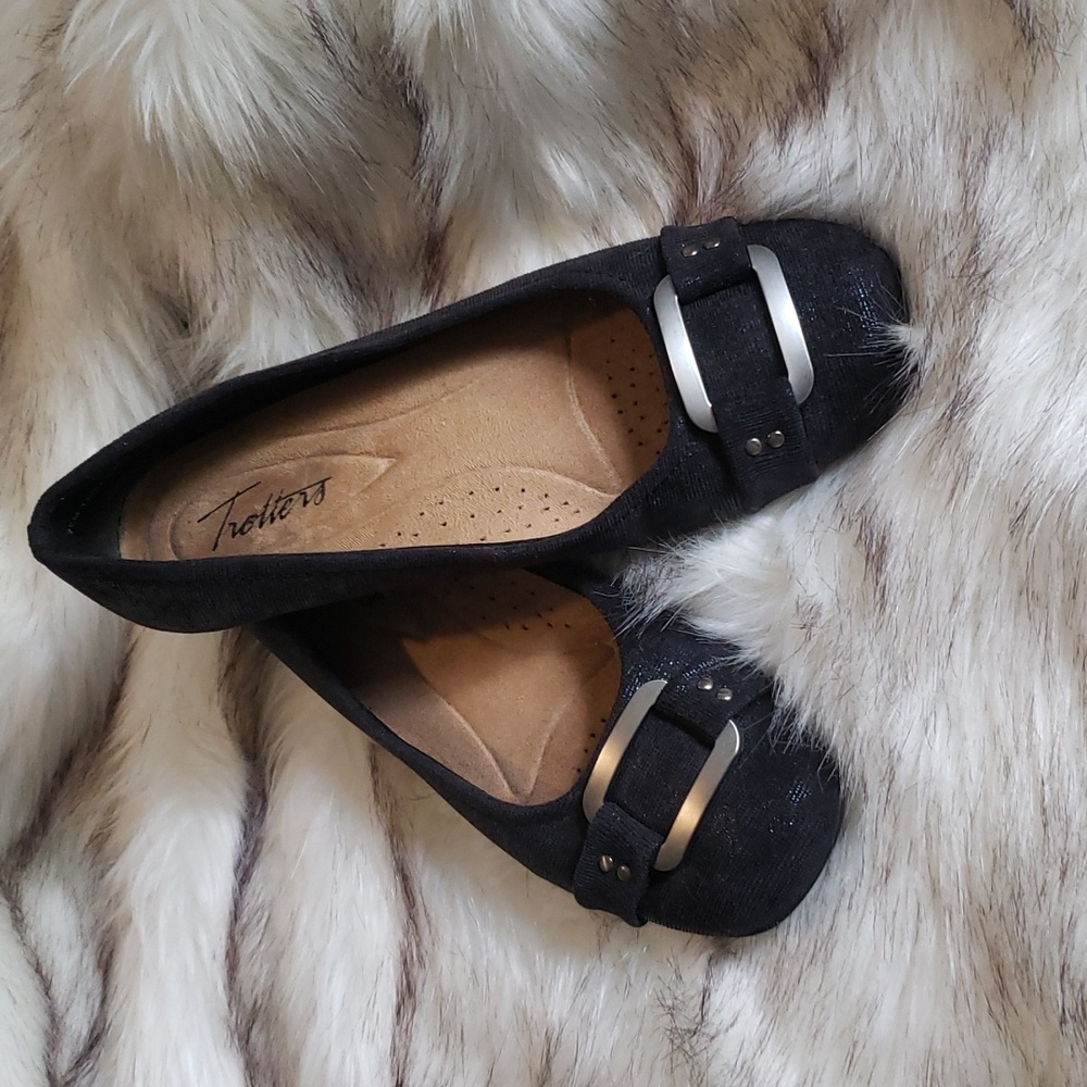 Trotters size 7 1/2 black flats